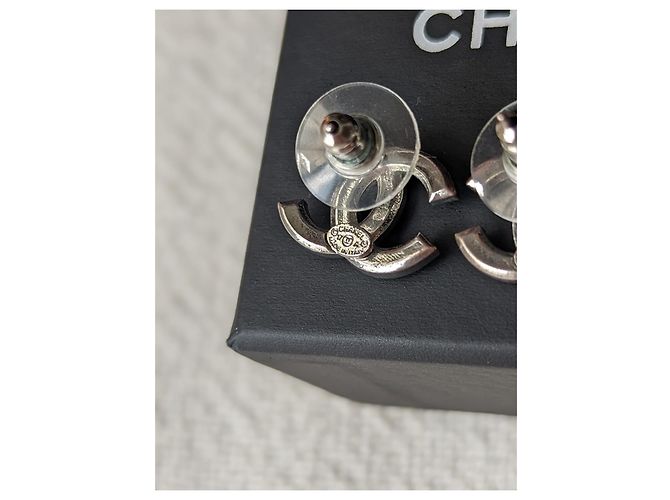 Chanel CC 17Una scatola di orecchini hardware in cristallo argento classico con logo - vista 5