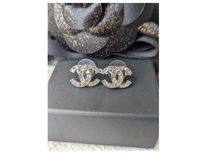 Chanel CC 17Una scatola di orecchini hardware in cristallo argento classico con logo - vista 6