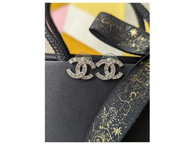 Chanel CC 17Una scatola di orecchini hardware in cristallo argento classico con logo - vista 7