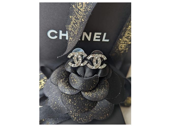 Chanel CC 17Una scatola di orecchini hardware in cristallo argento classico con logo - vista 8