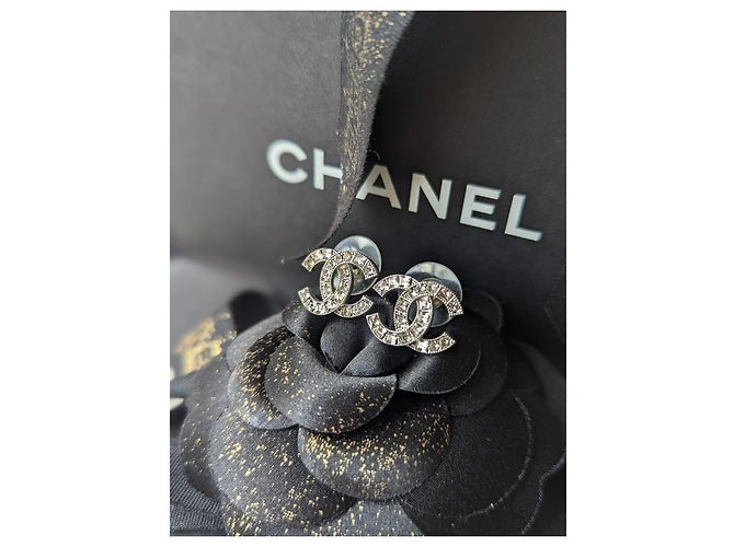 Chanel CC 17Una scatola di orecchini hardware in cristallo argento classico con logo - vista 9