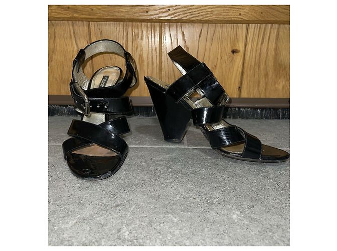 Sandali Dolce & Gabbana in vernice nera con fibbia logata Nero - vista 3