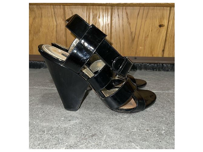 Sandali Dolce & Gabbana in vernice nera con fibbia logata Nero - vista 9