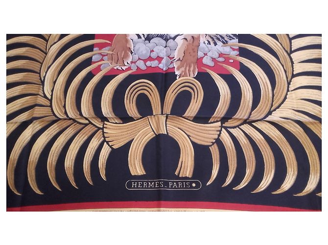 Foulard in seta Hermès TIGRE ROYAL rosso nero e oro - vista 2