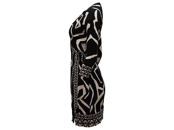 Diane von Furstenberg Vestido envelope estampado em seda preto e branco - vista 2