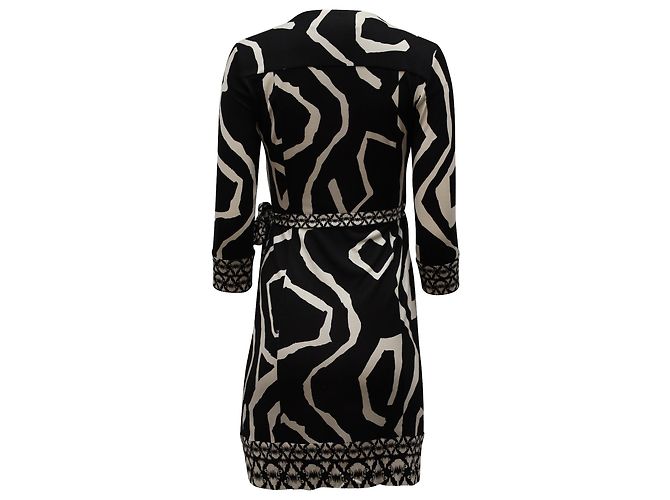 Diane von Furstenberg Vestido envelope estampado em seda preto e branco - vista 3