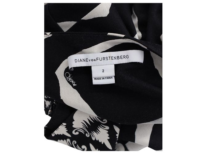 Diane von Furstenberg Vestido envelope estampado em seda preto e branco - vista 4