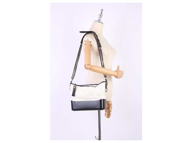 Chanel Medium Gabrielle Schultertasche aus Leder Weiß - Ansicht 15