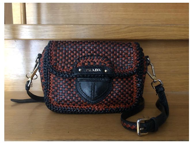 Bolso PRADA modelo raro - vista 3