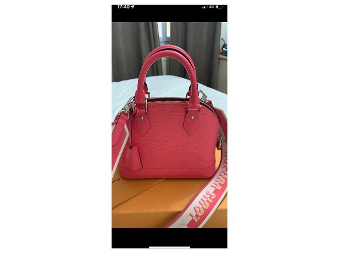 Louis Vuitton Alma bb in pelle rosa orecchie dragon fruit - vista 2
