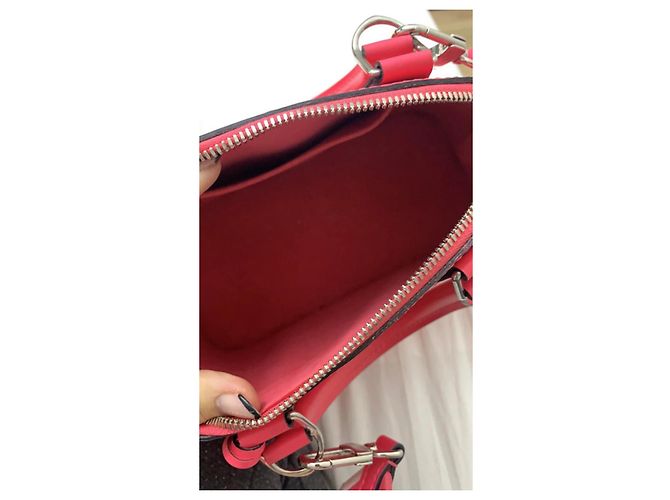 Louis Vuitton Alma bb in pelle rosa orecchie dragon fruit - vista 3