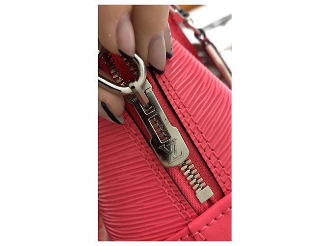 Louis Vuitton Alma bb in pelle rosa orecchie dragon fruit - vista 6
