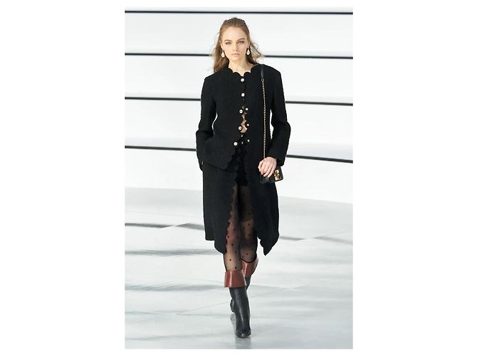 Giacca Chanel in tweed nero collezione autunno 2020 - vista 4