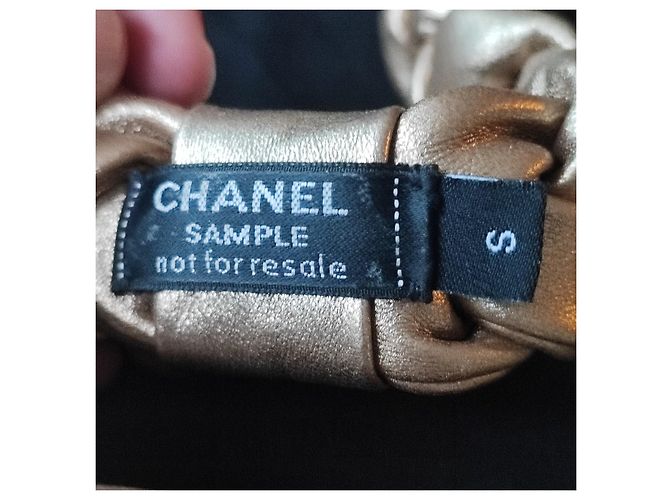 Cerchietto Chanel in pelle d'agnello dorata D'oro - vista 2
