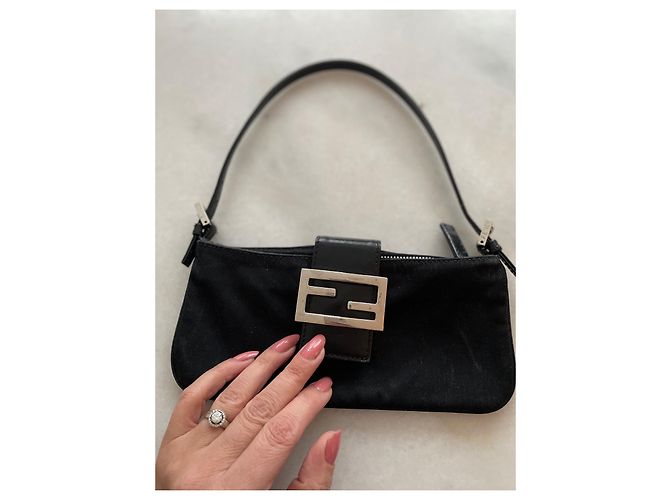 Baguette Fendi Classica batuette vintage nera tinta unita. - vista 3