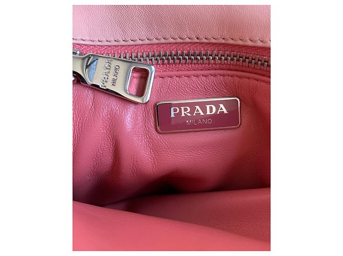 Borsa a tracolla Prada Nappa Gaufre in pelle rosa - vista 12