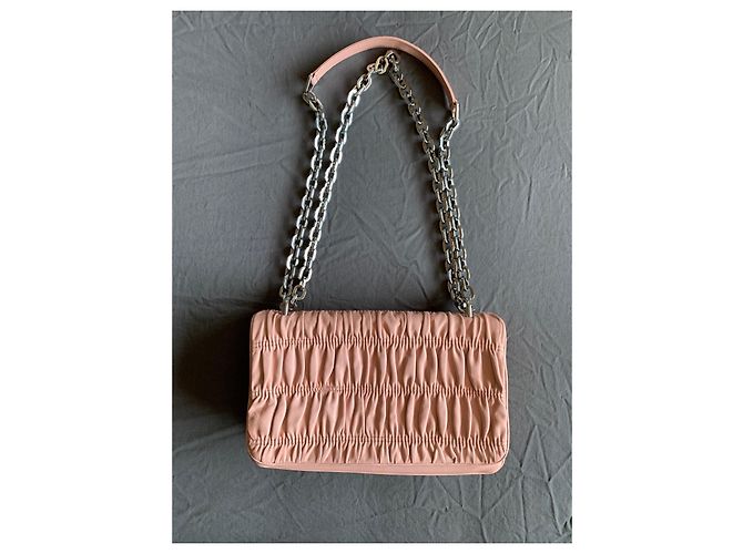 Borsa a tracolla Prada Nappa Gaufre in pelle rosa - vista 2