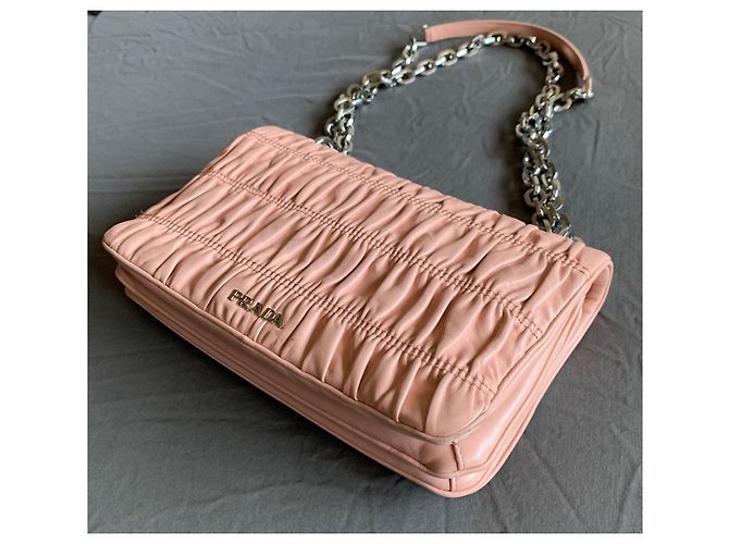 Borsa a tracolla Prada Nappa Gaufre in pelle rosa - vista 3