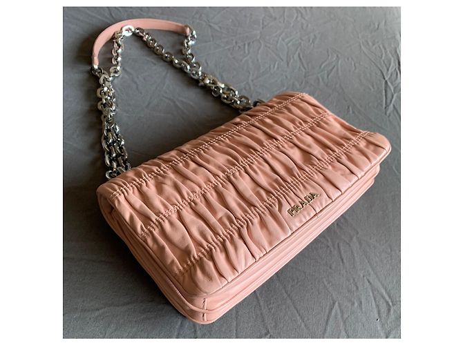 Borsa a tracolla Prada Nappa Gaufre in pelle rosa - vista 4