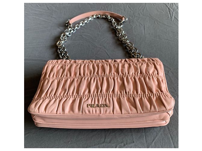 Borsa a tracolla Prada Nappa Gaufre in pelle rosa - vista 5