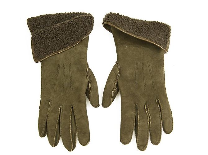 Chanel khakigrüne Wildleder- und Lammfellhandschuhe mit CC-Knopfgröße 7 - Ansicht 2