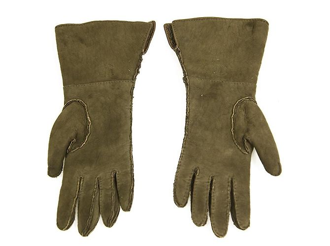 Chanel khakigrüne Wildleder- und Lammfellhandschuhe mit CC-Knopfgröße 7 - Ansicht 3