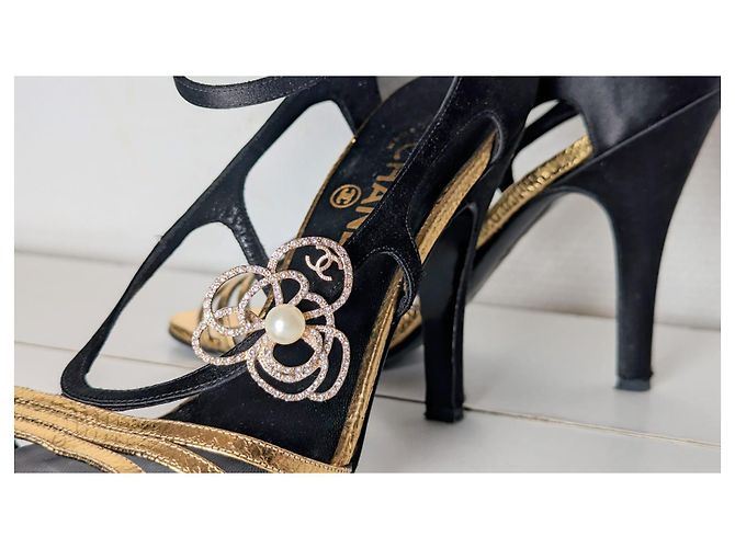 Sandali Chanel in pelle nera e oro con camelia Nero D'oro - vista 2