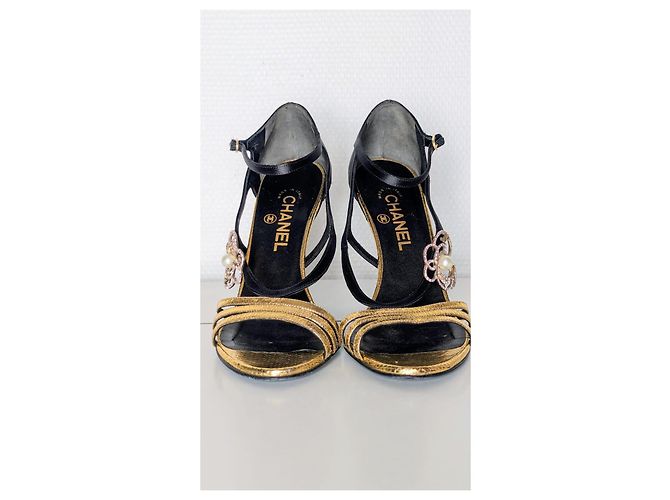 Sandali Chanel in pelle nera e oro con camelia Nero D'oro - vista 3