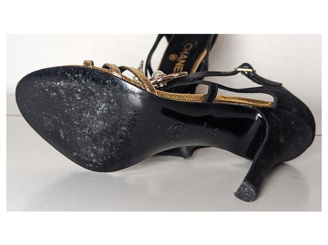Sandali Chanel in pelle nera e oro con camelia Nero D'oro - vista 4