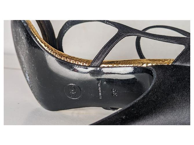 Sandali Chanel in pelle nera e oro con camelia Nero D'oro - vista 5