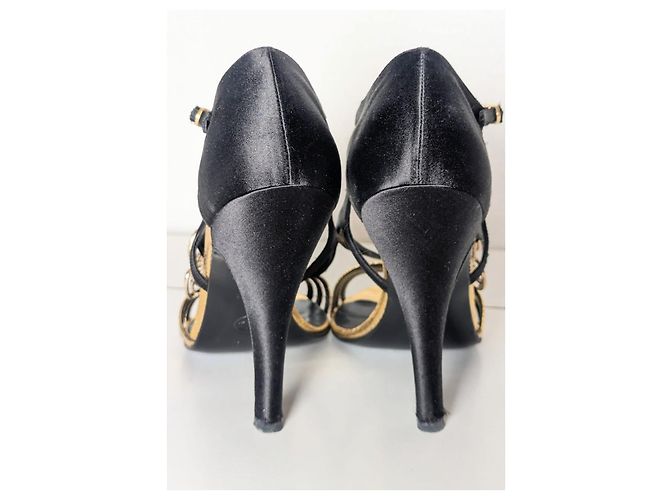 Sandali Chanel in pelle nera e oro con camelia Nero D'oro - vista 6
