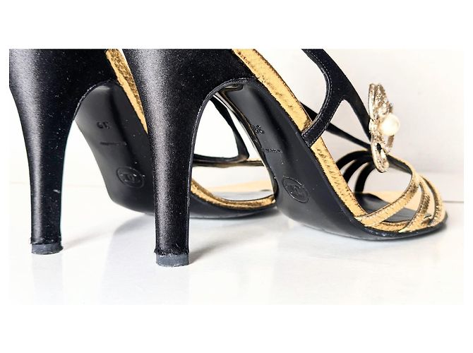 Sandali Chanel in pelle nera e oro con camelia Nero D'oro - vista 7