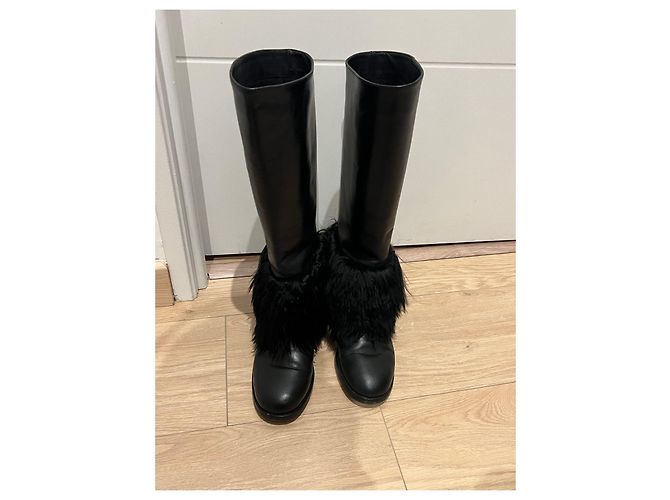 Stivali Chanel in pelle nera e pelliccia Nero - vista 2