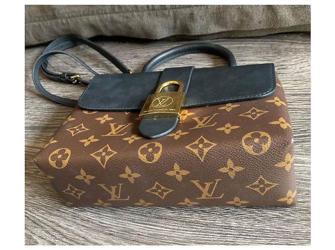Borsa Louis Vuitton Locky BB in pelle nera - vista 3