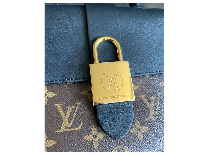 Borsa Louis Vuitton Locky BB in pelle nera - vista 6