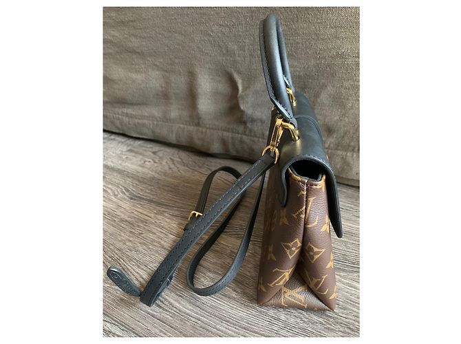 Borsa Louis Vuitton Locky BB in pelle nera - vista 7