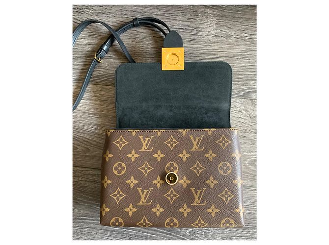 Borsa Louis Vuitton Locky BB in pelle nera - vista 8