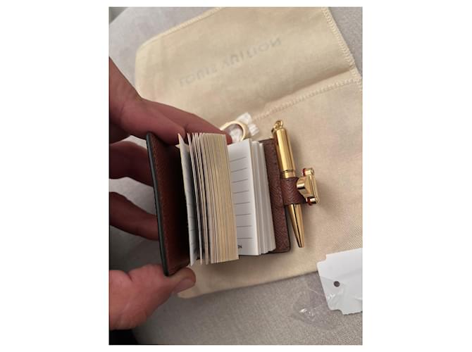 Louis Vuitton portachiavi libro lv Marrone - vista 3