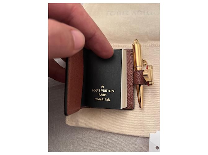 Louis Vuitton portachiavi libro lv Marrone - vista 4