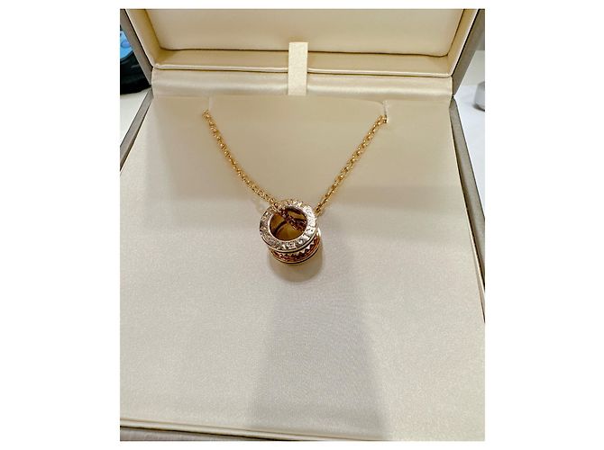 Bulgari B.Zero1 Collana con ciondolo Rock in 18 kt in oro rosa con borchie e inserti in ceramica nera Gold hardware - vista 12