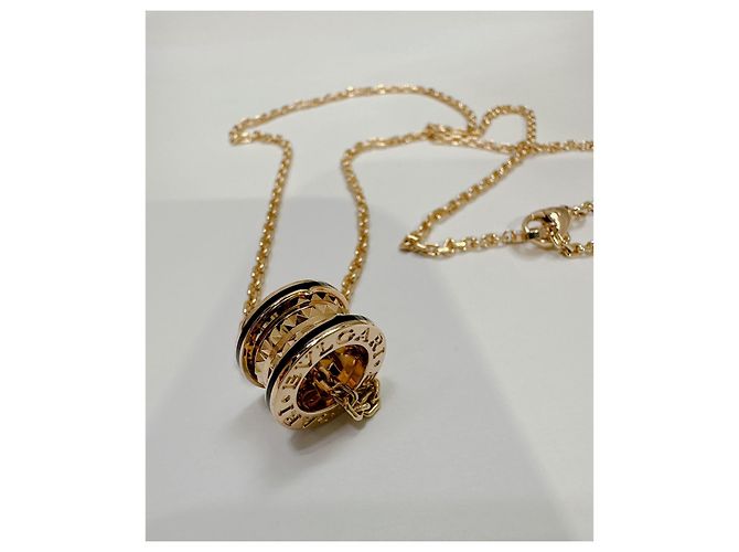 Bulgari B.Zero1 Collana con ciondolo Rock in 18 kt in oro rosa con borchie e inserti in ceramica nera Gold hardware - vista 2