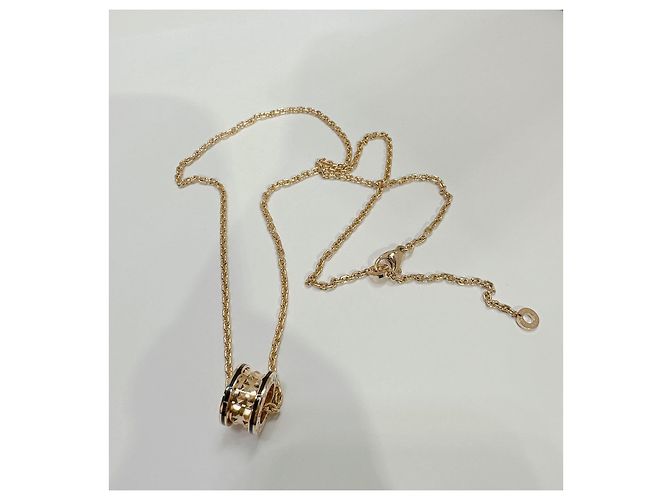Bulgari B.Zero1 Collana con ciondolo Rock in 18 kt in oro rosa con borchie e inserti in ceramica nera Gold hardware - vista 4