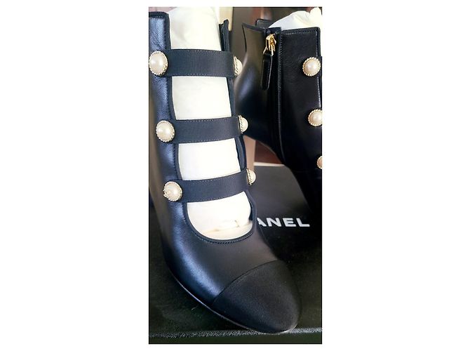 Chanel Stiefeletten Perlenknöpfe Schwarz - Ansicht 10