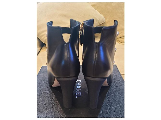Chanel Stiefeletten Perlenknöpfe Schwarz - Ansicht 2