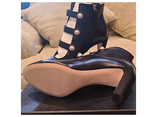 Chanel Stiefeletten Perlenknöpfe Schwarz - Ansicht 9