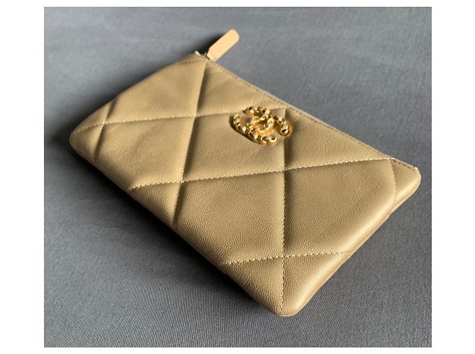 Chanel 19 Pochette in Pelle Oro D'oro - vista 10