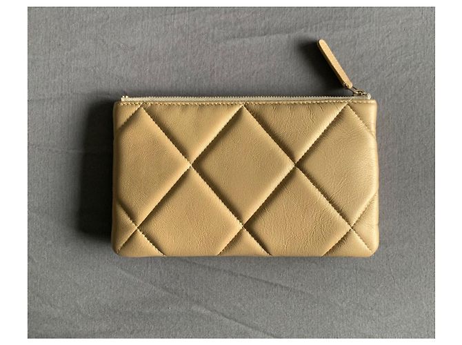 Chanel 19 Pochette in Pelle Oro D'oro - vista 2