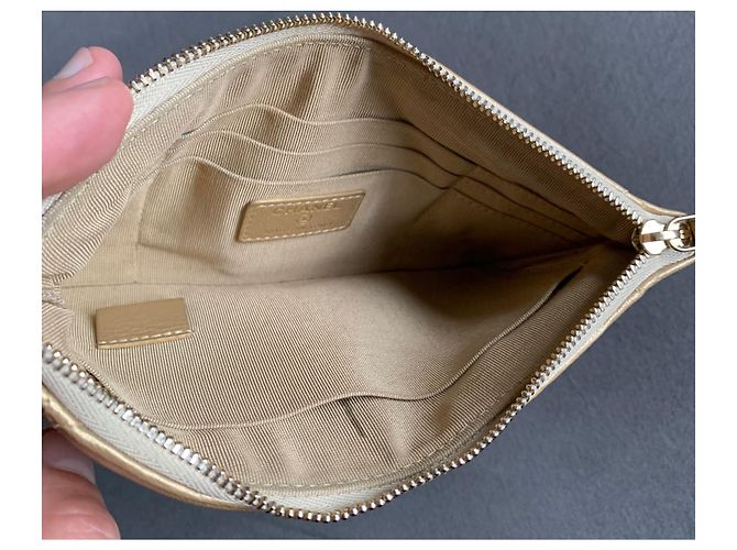 Chanel 19 Pochette in Pelle Oro D'oro - vista 3