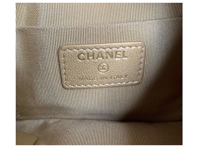 Chanel 19 Pochette in Pelle Oro D'oro - vista 4
