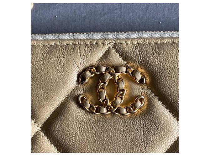 Chanel 19 Pochette in Pelle Oro D'oro - vista 7